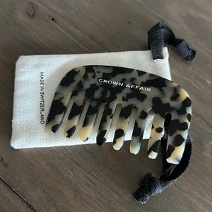 Crown Affair The Comb No. 001